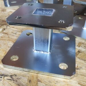 Kotwa Podstawa słupa Dekoracyjna Metalowa 140×140 mm – Niewidoczny montaż 100mm