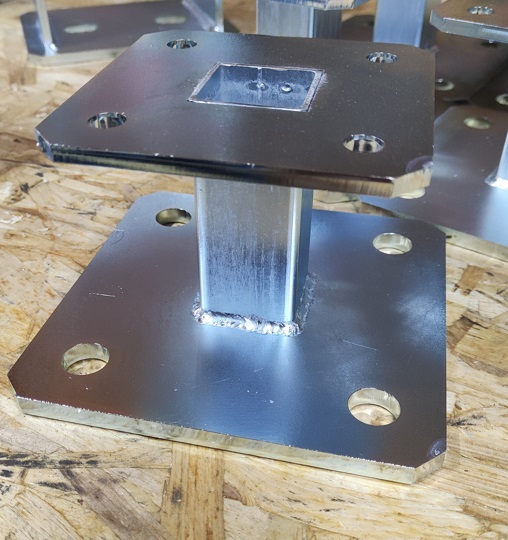 Kotwa Podstawa słupa Dekoracyjna Metalowa 140×140 mm – Niewidoczny montaż 100mm