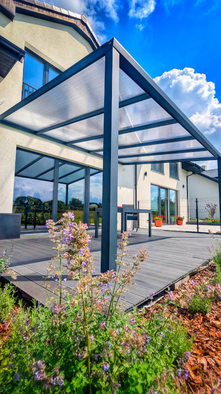 Nowoczesne zadaszenie tarasowe z aluminium w kolorze antracytowym