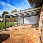 Aluminiowe zadaszenie tarasowe z dachem z poliwęglanu komorowego